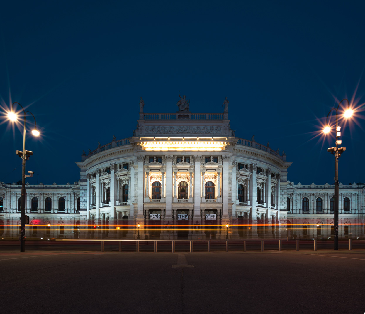 Lifestyle-Aufnahme vom Wiener Burgtheater bei Nacht